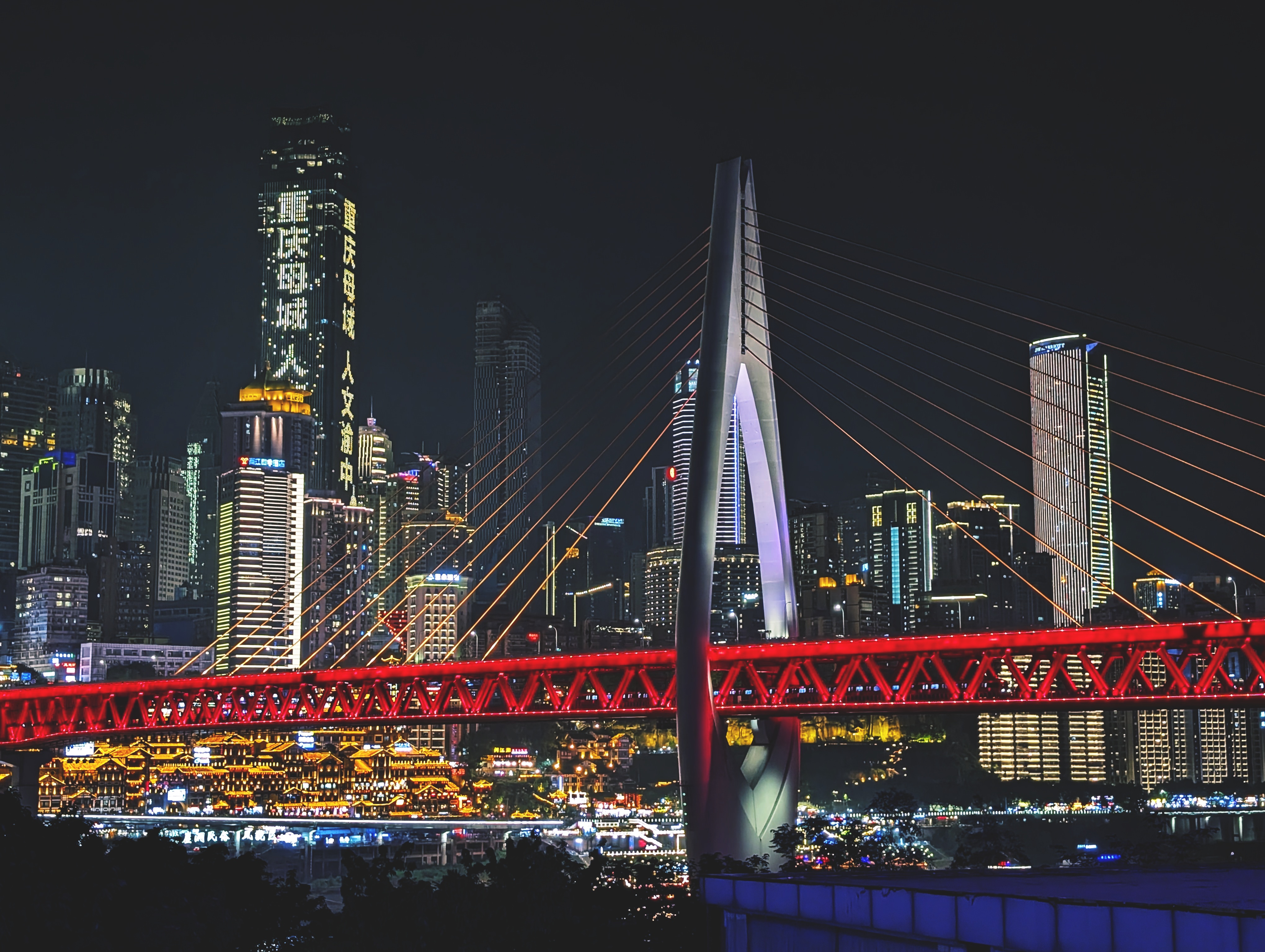 千厮门和洪崖洞夜景，摄于大剧院